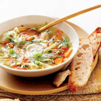 Sopa de Legumes com Funcho, Ervas e Caldo de Parmesão