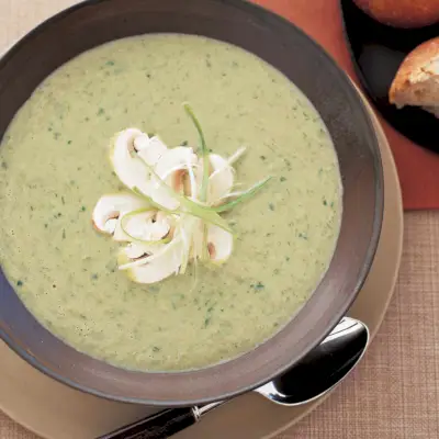 Sopa cremosa de cebolinha e cogumelos