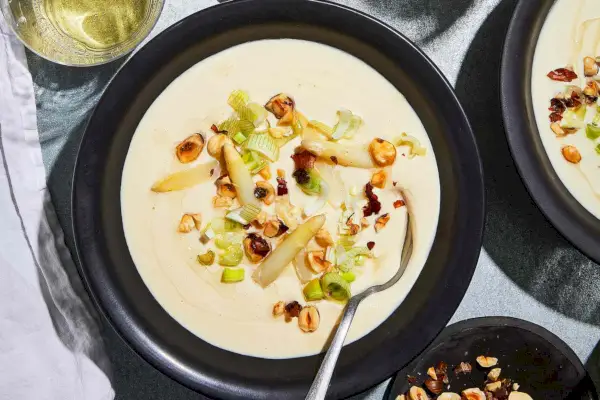 Sopa de Espargos Brancos com Rampas em Conserva e Avelãs