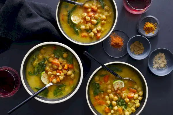 Sopa marroquina de grão de bico, cenoura e espinafre