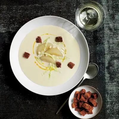 Velouté zelí s pošírovanými hruškami a krutony