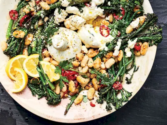 Cacio e Pepe Broccolini s chrumkavou bielou fazuľou a burratou