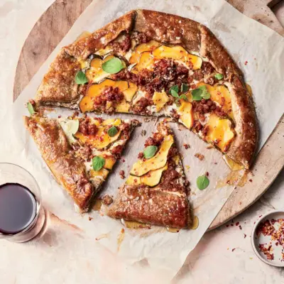 Delicata tekvica a klobása Crostata s ricottou a medom