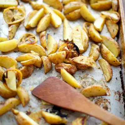 Citronové pečené brambory s oreganem (Psites patates)