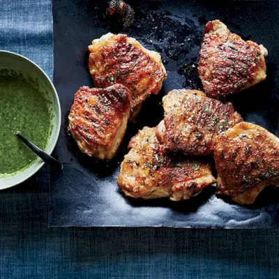 Coxas de frango grelhadas com manteiga e mel e molho de salsa