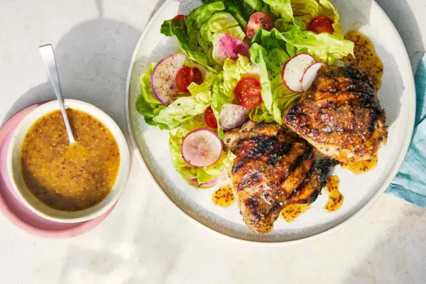 Molho de bordo e mostarda granulada com coxas de frango e salada verde