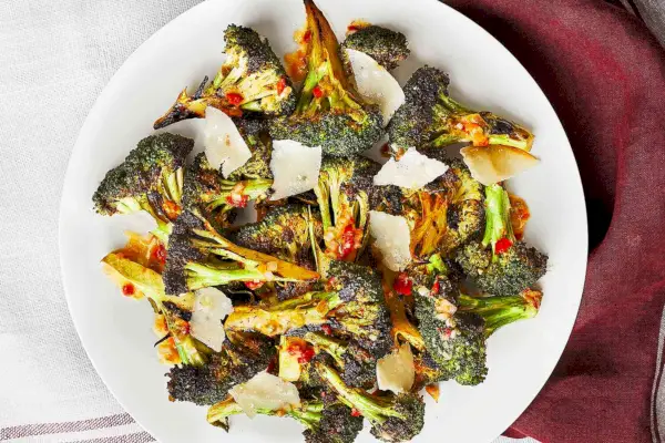 Pečená brokolica s nakladanou paprikou vinaigrette