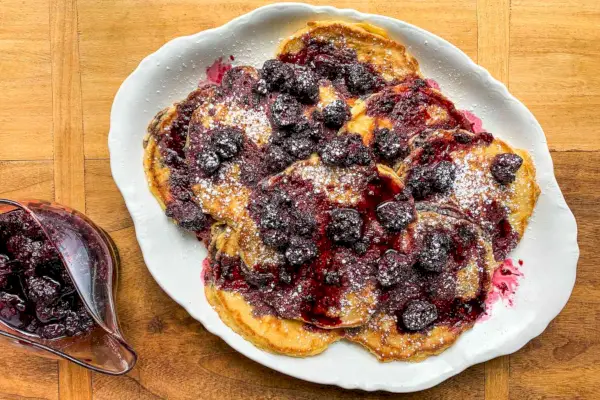 Ako pripraviť hnedé maslové palacinky s listovým bobuľovým sirupom
