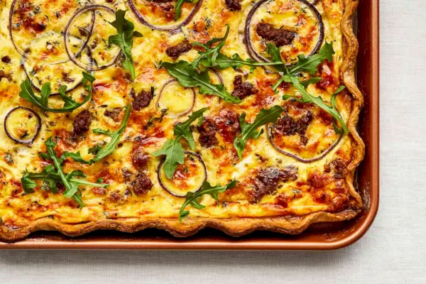 Klobása a červená cibuľa list Pan Quiche
