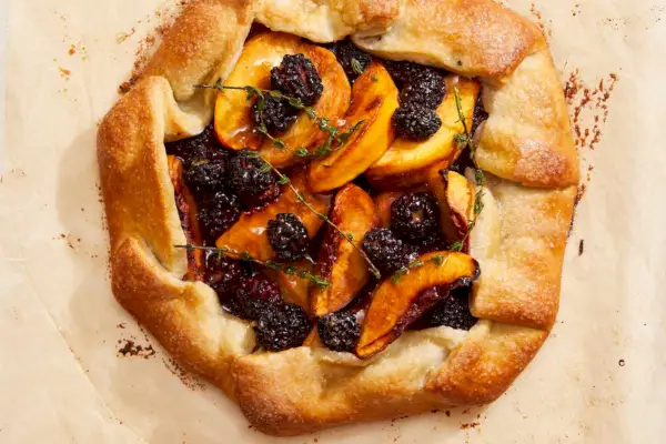 Letný recept z broskyne a černice Galette