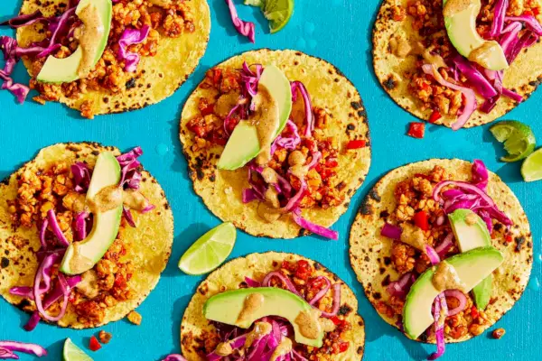 Tacos di tempeh con insalata di cavolo cappuccio e crema al burro di mandorle