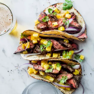 Tacos di bistecca con ananas