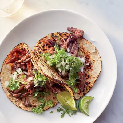 Tacos di manzo alla barbacoa con due salse
