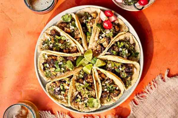 Tacos di pollo alla griglia marinati nel Cile e carbonizzati