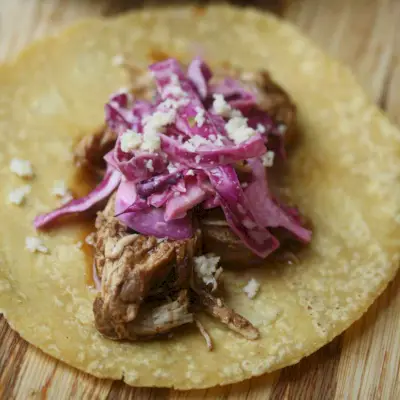 Tacos di pollo al barbecue con cavolo e queso