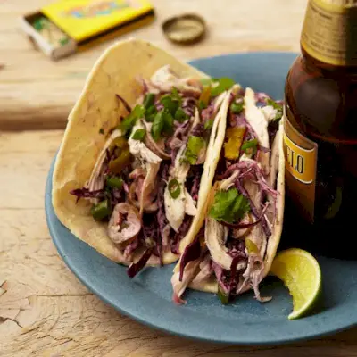 Tacos di pollo e cavolo con crema al coriandolo