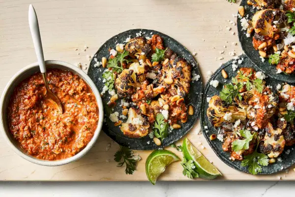 Tacos di cavolfiore carbonizzato con salsa Romesco
