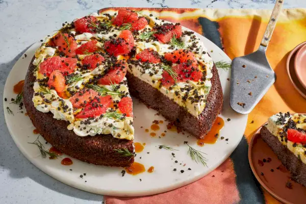 Eisenpfanne-Maisbrot mit Grapefruit, Beluga-Linsen, Jalapeno-Aufstrich und gewürztem Zuckerrohr