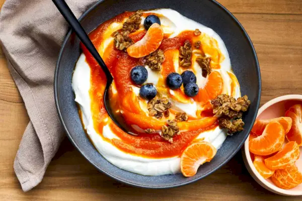 Karottenkuchenmarmelade mit Joghurt und frischem Obst