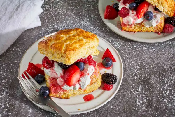 Gemischter Beeren-Maismehl-Keks-Shortcake
