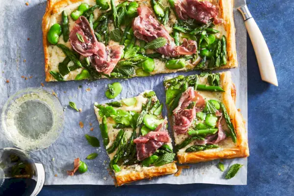 Spargel-Ackerbohnen-Tarte mit Kräuter-Ricotta