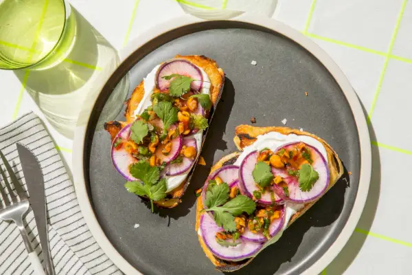 Purple Daikon Toast mit Kokosjoghurt und Erdnusssalsa