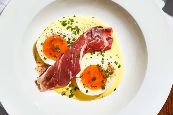 Weichgekochte Eier mit Hollandaise und Schinken