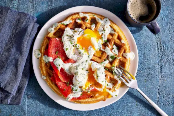 Waffeln mit Basilikum und Maismehl