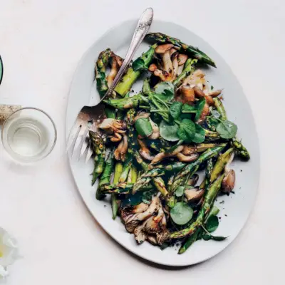 Gebratener Spargel und Pilze