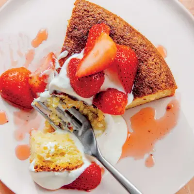 Olivenölkuchen mit Honig-Joghurt-Creme und Erdbeeren