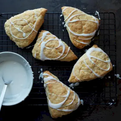 Glasierte Zitronen-Ingwer-Scones