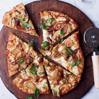 Fenykl-a-sladko-cibulová pizza se zelenými olivami