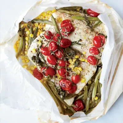 Halibut w pergaminie z kukurydzą i pomidorami