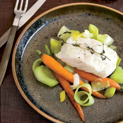 Zapiekany Halibut Z Porem I Marchewką. Zdjęcie © David Malosh