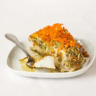 Okoń morski pieczony w folii z pesto, cukinią i marchewką