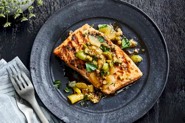 Recette de saumon royal grillé avec relish au citron Meyer