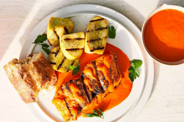 Sauce rouge rôtie avec flétan grillé et courge d'été