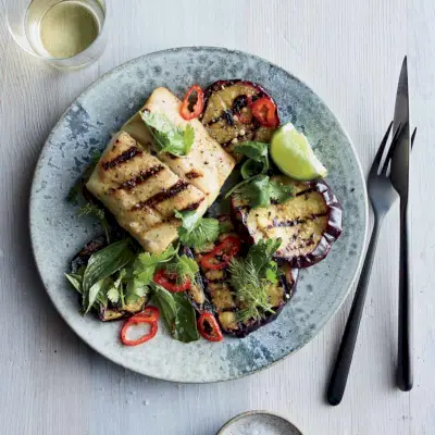 Bar grillé aux aubergines marinées