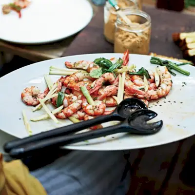 Crevettes grillées aux pommes et oignons verts carbonisés