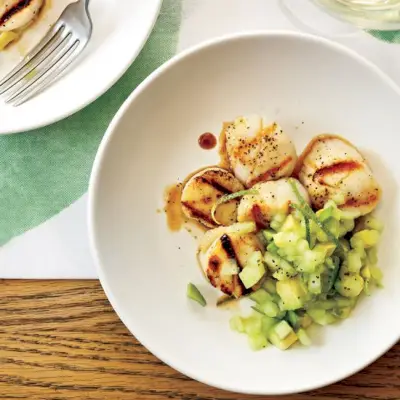 Pétoncles grillés avec salsa au miel et à l'avocat