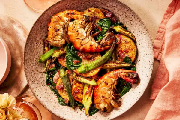 Gombo aux aubergines et crevettes grillées