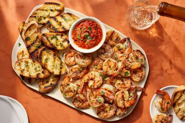 Cocktail de crevettes grillées avec sauce cocktail aux tomates fraîches