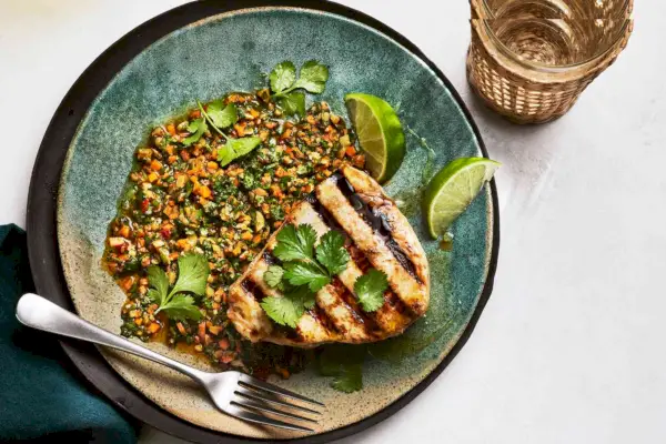 Espadon grillé avec salsa de carottes et de noix