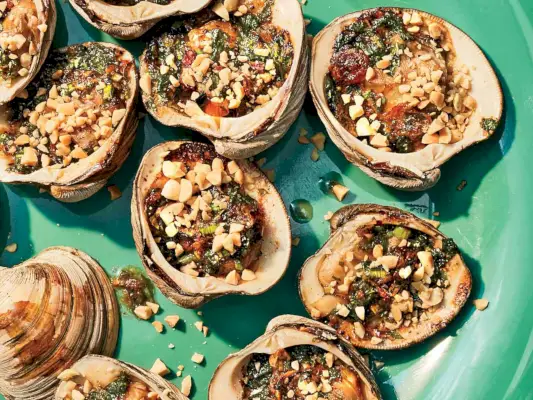 Palourdes grillées vietnamiennes avec sauce aux huîtres et cacahuètes