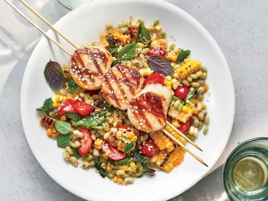 Pétoncles grillés avec salade de maïs miso