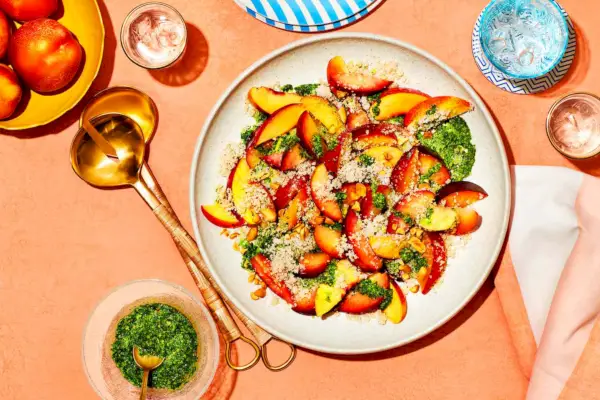 Steinobstsalat mit Kohl-Erdnuss-Pesto