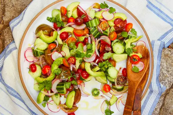 Sommer-Tomatensalat mit Jicama- und Avocado-Rezept