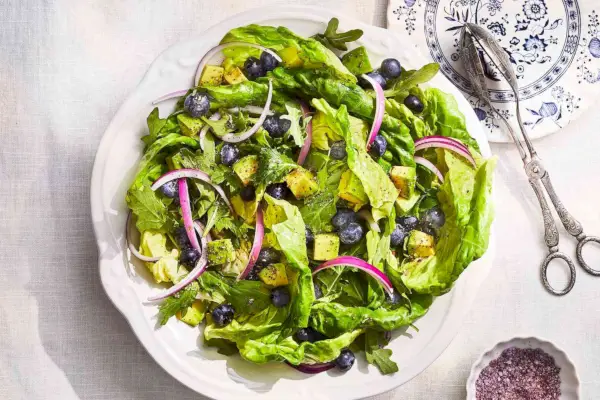 Gemüse-, Avocado- und Blaubeersalat