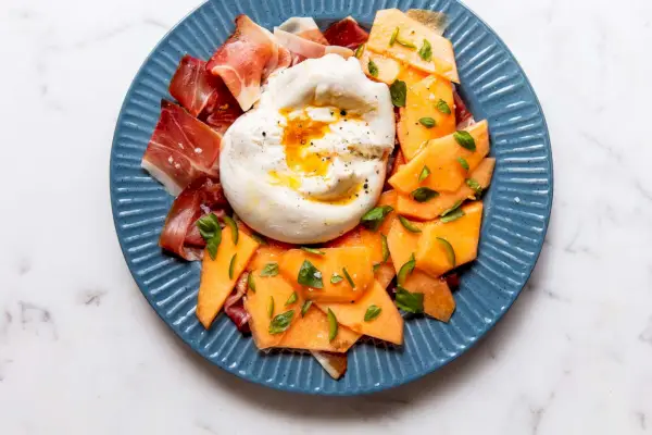Burrata mit Cantaloupe und Proscuitto