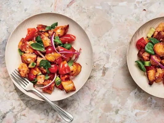Panzanella mit Tomaten, Basilikum und Gurke